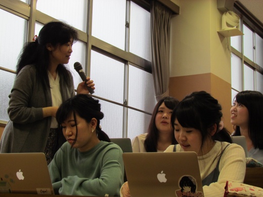 学生と対話する利根川智子先生