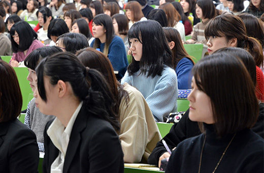 真剣な表情で発表を聞く参加者たち