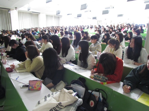 発表を聞く学生