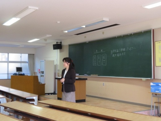 試験監督をする利根川先生