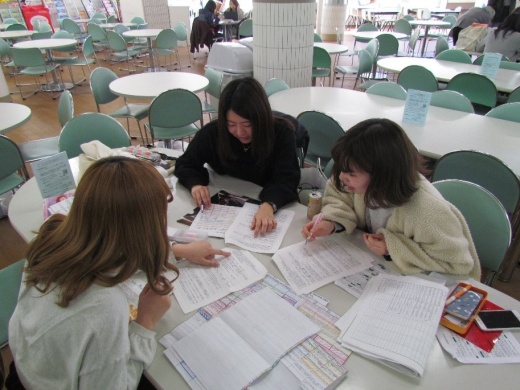 学食で自己採点をする1年生
