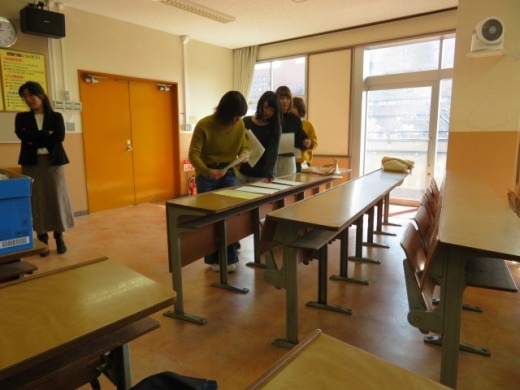 慎重に書類を取る3年生