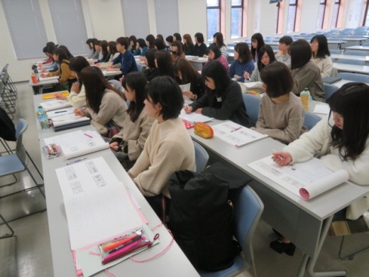 集中して発表を聞く1年生