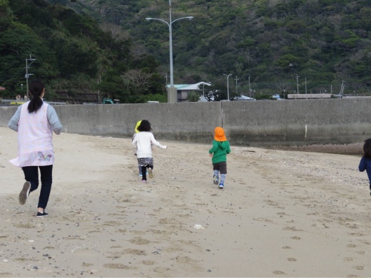 子どもたちと浜辺で鬼ごっこ
