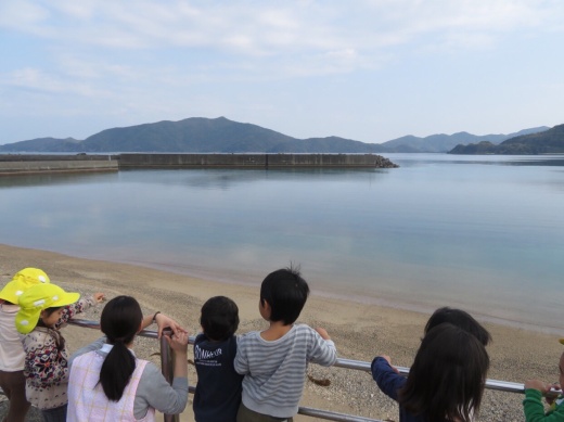 保育所のすぐ隣に海が！