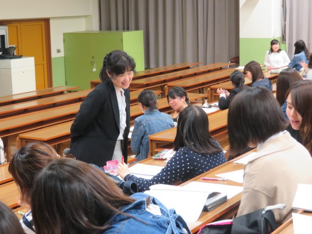 学生と春季ボランティアの振り返りを行う利根川智子先生