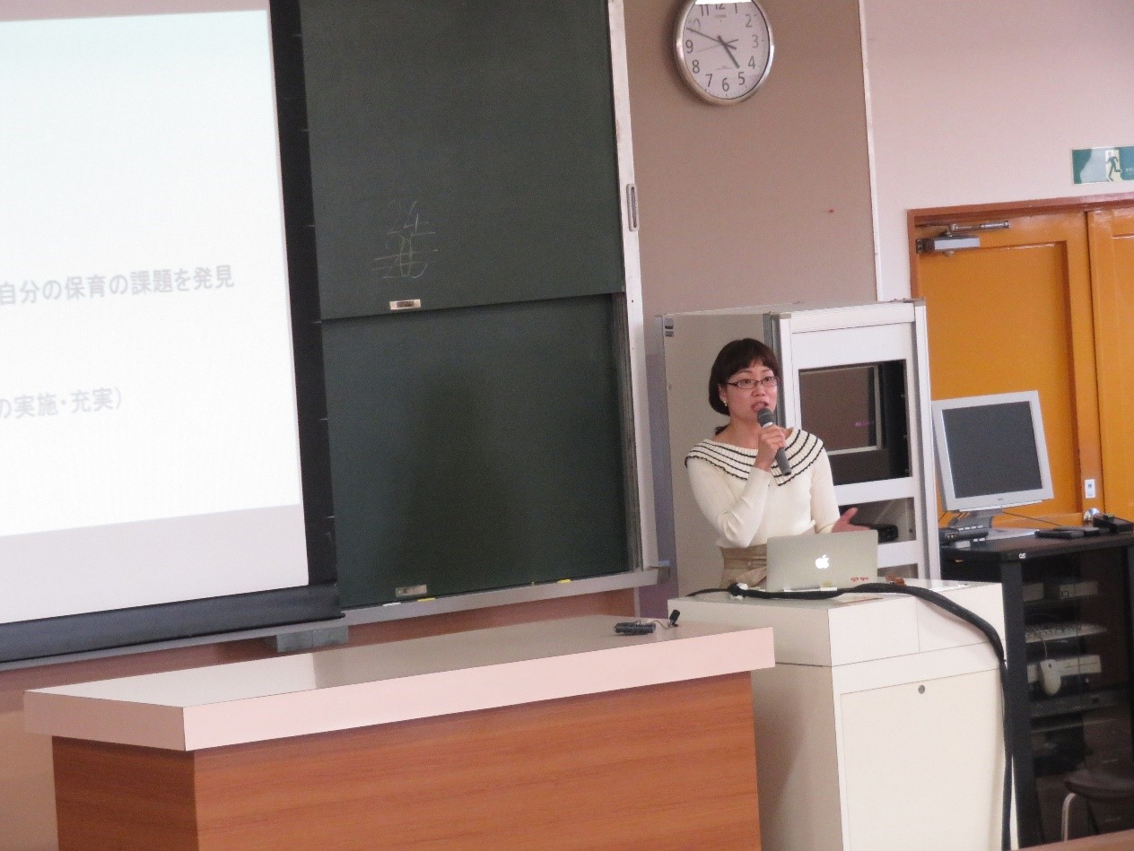 授業を行う高野亜紀子先生