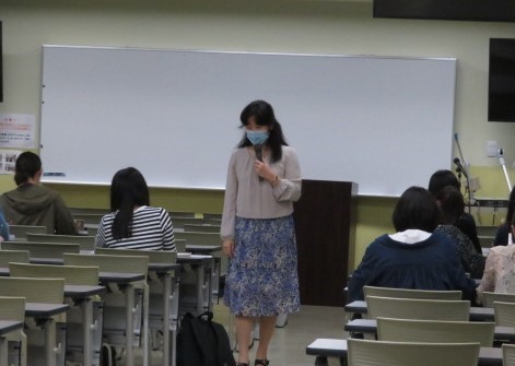 講義を行う利根川智子先生