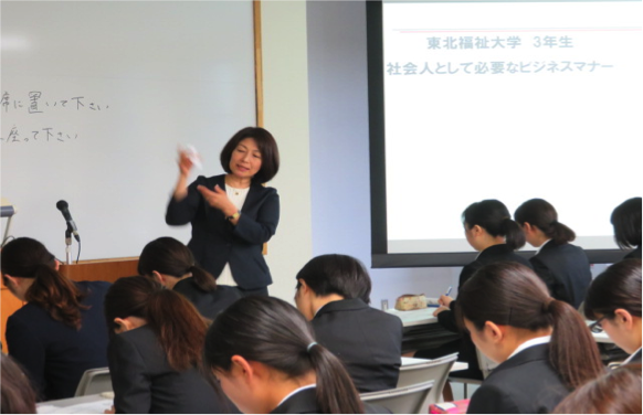 授業を行う長畑久美子先生