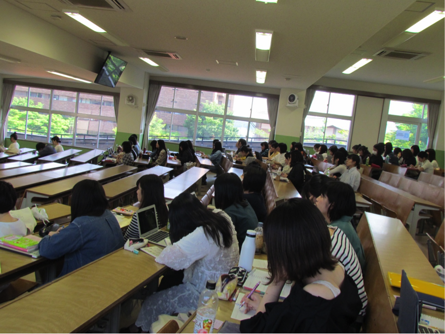 真剣にメモをとる学生達