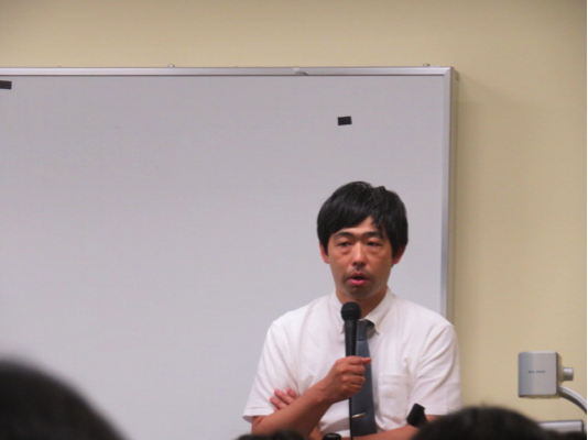 授業を進める青木一則先生