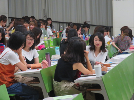 対話を行う学生