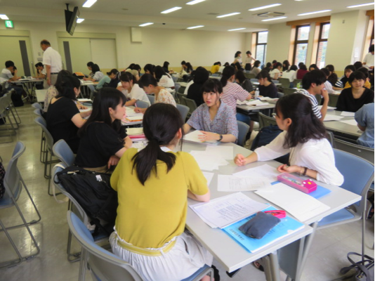 それぞれの実習先について話し合っている3年生