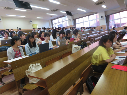 配信されている資料を確認しながら講義を受ける４年生