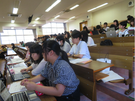 講義を受ける4年生