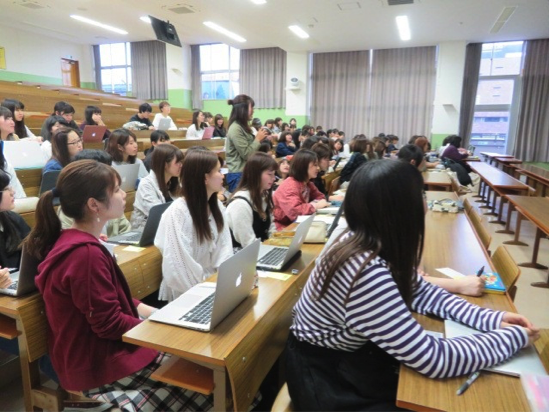 発表後、質疑応答・意見交換を行う様子