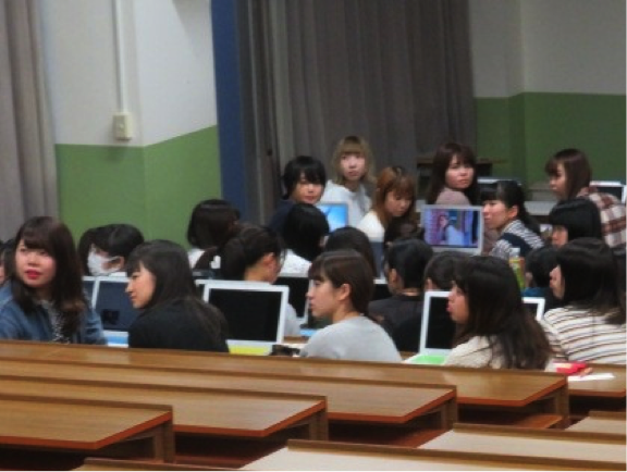 先生のご講評を真剣に聞く学生