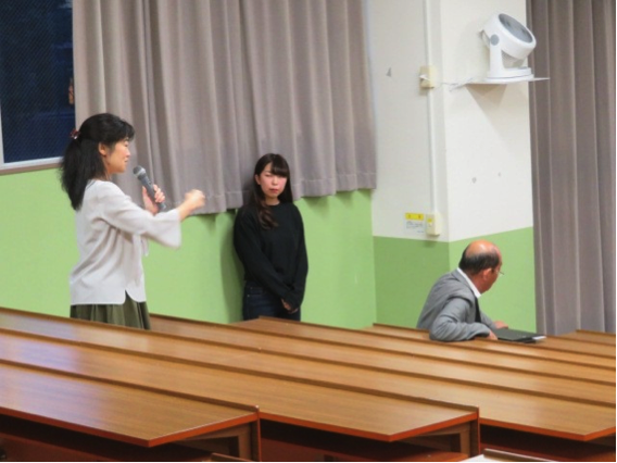 保育実技発表後、利根川智子先生からご講評をいただく