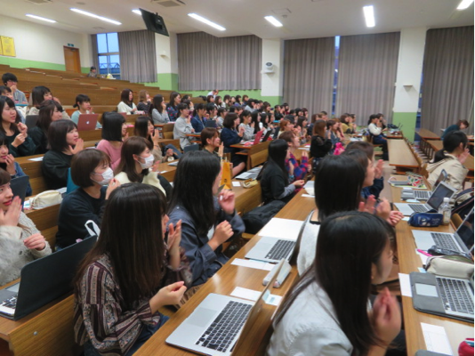 発表者が行う手遊びを全員で一緒に実践する学生