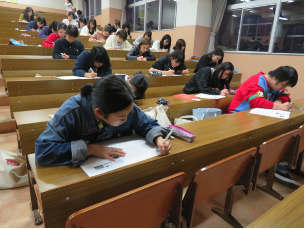 小テストを受ける学生