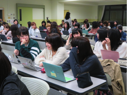 グループで話し合っている様子