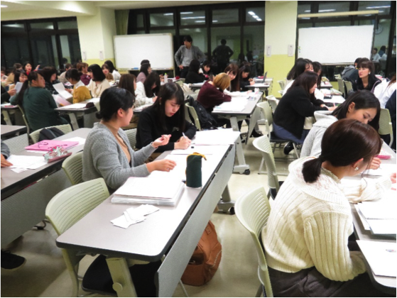 ペアでインタビューをしている様子