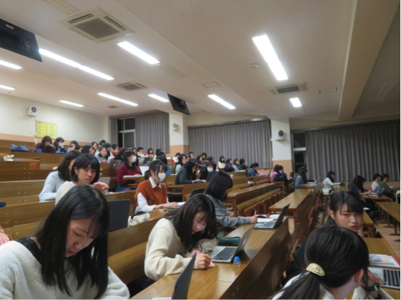 発達の勉強を行う学生の様子