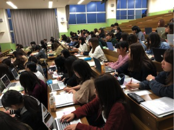先輩のお話を聞く2年生