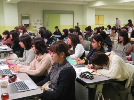 真剣に授業を聞く3年生