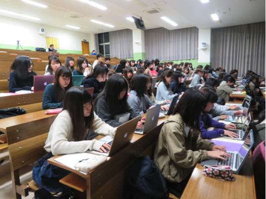 授業を受ける学生の様子
