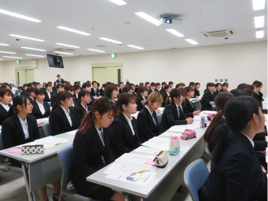 講座を受ける学生