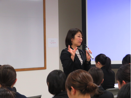 授業を行う長畑久美子先生
