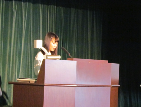 開会宣言をする実行委員長の教育学科3年鷹觜柊子さん