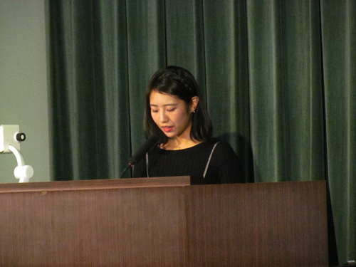 3法令の改訂のポイントについてお話をする教育学科3年橋本日菜さん