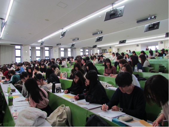 対話をする学生の様子