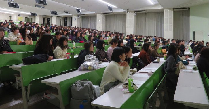 発表を聞く学生の様子