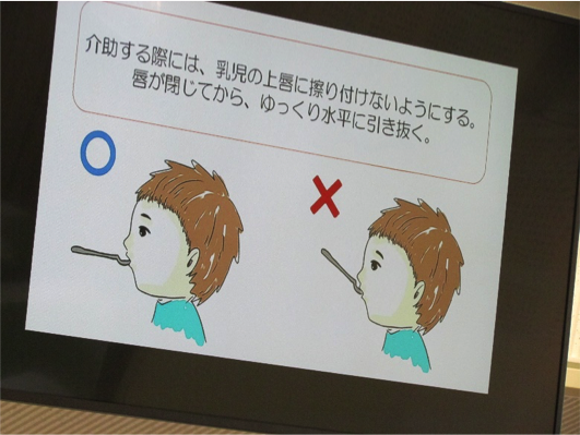 スプーンは唇が閉じてから、ゆっくりと水平に引き抜く