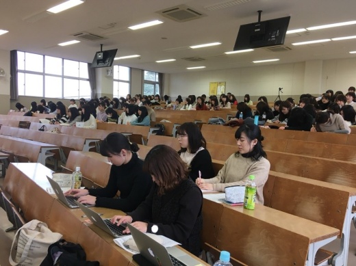 壹岐先生のお話を聴く学生