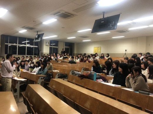 林先生のお話を聴く学生の様子