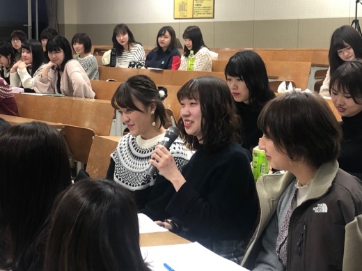 実際の面接のように林先生からの質問に答える学生