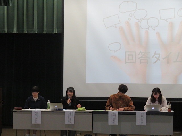 話題提供者が質問に対して応答する様子