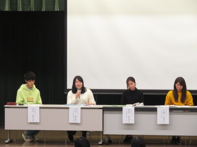質問に答える教育学科4年生　若井麻佑さん