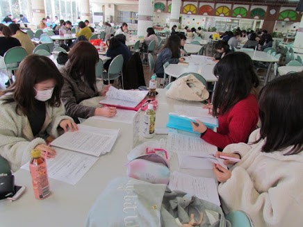 学生食堂で勉強をする学生
