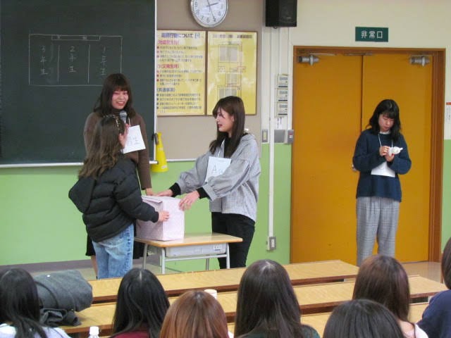 事例の場面をロールプレイしている高野ゼミの様子