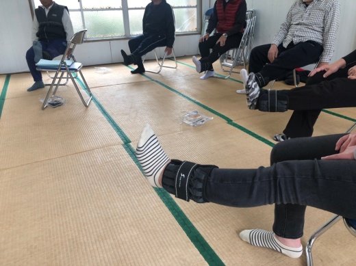 足についているのが重りです。