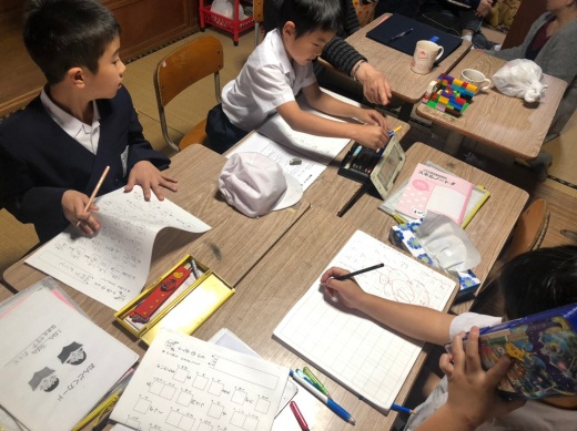 小学生が宿題をしている様子