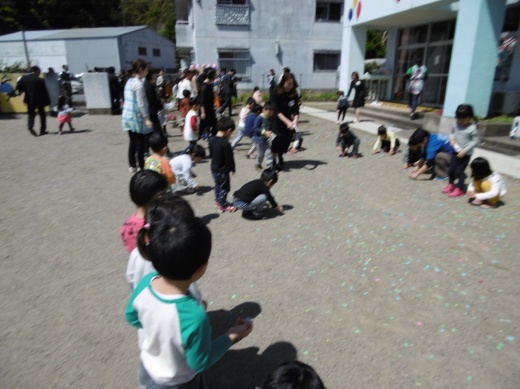 花吹雪を拾い集める子どもたち