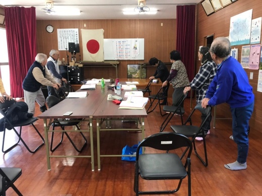 石良公民館での高齢者自主体操教室（まんげんなよ教室）の様子
