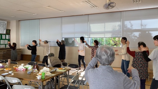 奄美大島の伝統的な踊り「八月踊り」を踊る様子