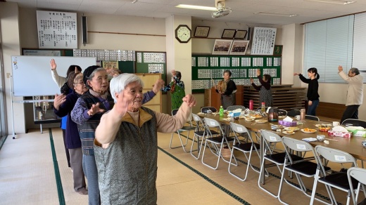 奄美大島の伝統的な踊り「八月踊り」を踊る様子